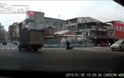 Thanh niên lái xe máy lao như tên bắn vào gầm xe tải