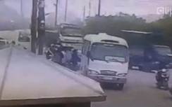 Cận cảnh xe tải chèn ngang qua người đi đường ở Hà Nội
