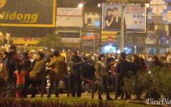 Người dân biến ngã tư thành "quảng trường" xem bắn pháo hoa