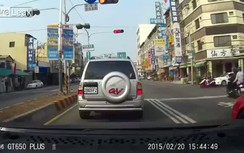 Đài Loan: Ô tô vượt đèn đỏ gây tai nạn thảm khốc