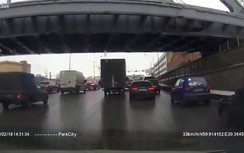 Tài xế xe Audi rút dao đâm thủng lốp xe tải để trả thù