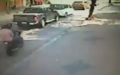 Định bẻ gương xe ô tô, hai tên cướp bị tông nát xe