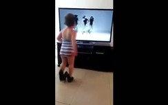 Nhóc 2 tuổi "gây bão" khi đi giày cao gót của mẹ nhảy nhót