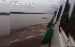 3 bé gái chèo thuyền đuổi theo tàu cao tốc để bán hàng rong