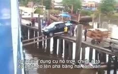 Cận cảnh ô tô lên phà bằng 2 tấm ván cực kỳ nguy hiểm