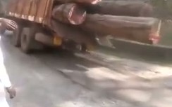 Kinh hoàng xe tải chở gỗ lăn tròn xuống vực sâu