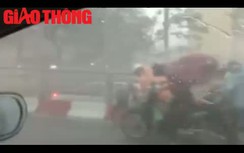 Clip: Hàng loạt xe máy bị gió "quật" ngã vì mưa dông ở HN