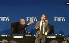Cận cảnh vụ Sepp Blatter bị ném tiền vào mặt