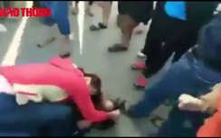 Nữ sinh đánh nhau quyết liệt, nhóm bạn cổ vũ nhiệt tình