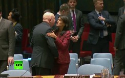 Đại sứ Nga – Mỹ bất ngờ trao nhau nụ hôn