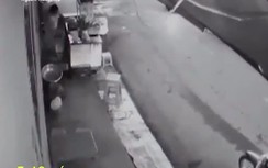 Video: Bà bán nước "tung chiêu" khiến hai tên trộm xe chạy trối chết