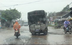 Dân mang bàn ghế ra chặn xe ben phá nát tỉnh lộ 609