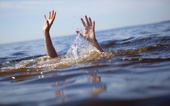 Lật thuyền giữa hồ, 2 học sinh chết đuối thương tâm