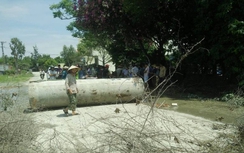 Quảng Nam: Người dân mang ống cống chặn đường vì ô nhiễm