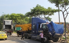 Đà Nẵng: Lật xe đầu kéo, giao thông ùn ứ 2 giờ
