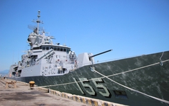 Cận cảnh tàu chiến Australia tại cảng Đà Nẵng