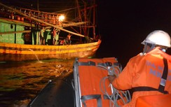 Vượt biển đêm cứu ngư dân đau bụng dữ dội trên biển Hoàng Sa
