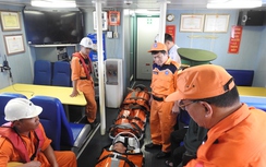 Tàu SAR 412 cứu nhanh 2 thuyền viên nguy cấp trên biển