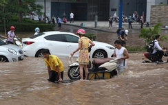 Mưa ngập bất ngờ, dân Hà Nội "sờ tay" kiếm bạc triệu