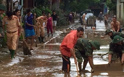Yên Bái: CSGT xuống đường khắc phục hậu quả sau mưa lũ cùng dân