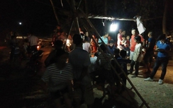 Yên Bái: Dân lập barie chặn xe chở đá trong đêm