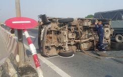 Hà Nam: Ô tô tải lật ngang đường, QL1 ùn ứ nghiêm trọng