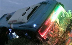 Xe khách và container gặp nạn trên cao tốc Nội Bài-Lào Cai