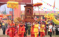 Người dân nô nức tham dự lễ hội Tịch điền Đọi Sơn
