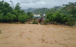 Yên Bái: Lũ về gây ngập lụt nhiều nơi, QL32 ách tắc nghiêm trọng