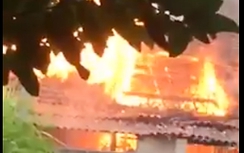 Yên Bái: Xưởng mộc bốc cháy dữ dội, chủ nhà thiệt mạng