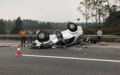 Fortuner bất ngờ lật ngửa trên cao tốc Nội Bài - Lào Cai