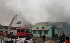 Xe chữa cháy đổ về đám cháy lớn tại nhà máy Vina Korea