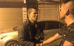 Xôn xao clip nửa đêm bắt nam thanh niên bóc logo ô tô Mazda
