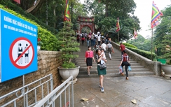 Mặc váy, hàng trăm du khách bị mời khỏi cổng Đền Hùng