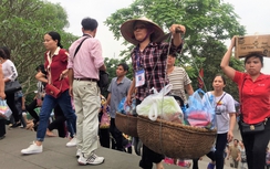 Dịch vụ xe ôm, gánh lễ kiếm bộn tiền tại Lễ hội Đền Hùng