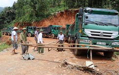 Dân chặn xe chở quặng vì bùn thải tràn vùi lấp ruộng lúa