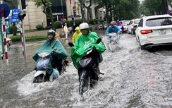 Vì sao cứ mưa rào hạ tầng thoát nước Hà Nội lại 'tê liệt'?