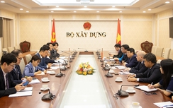 Thứ trưởng Bộ Xây dựng Bùi Hồng Minh tiếp Phó Chủ nhiệm Ủy ban Đất đai, Cơ sở hạ tầng và Giao thông, Quốc hội Hàn Quốc