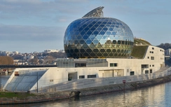 Ngắm loạt toà nhà ốp kín mặt tiền bằng pin điện mặt trời