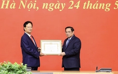 Trao Huy hiệu 55 năm tuổi Đảng tặng nguyên Thủ tướng Nguyễn Tấn Dũng