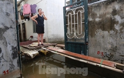 Một tuần sau mưa, người Hà Nội vẫn phải bắc 'cầu khỉ' vượt nước ngập