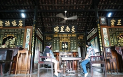 Ngôi nhà gỗ 100 tuổi chứa nhiều cổ vật quý hiếm ở miền Tây