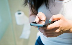 Thói quen dùng điện thoại khi đi vệ sinh khiến việc rửa tay phòng Covid-19 hóa thành công cốc