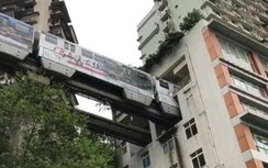 Choáng ngợp cảnh tàu điện chạy xuyên qua tòa chung cư ở Trung Quốc
