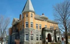 Nhà hát kỳ lạ: Sân khấu ở Canada, ghế ngồi ở Mỹ