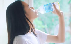 Uống nước đến mức nước tiểu trong suốt, bác sĩ cảnh báo có thể bị ngộ độc