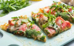 Cách làm pizza từ mì ăn liền trông ngon mắt hơn cả pizza thật