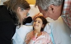 Căn bệnh hiếm gặp có biểu hiện ban đầu là nói lắp khiến cô bé 5 tuổi mù hoàn toàn
