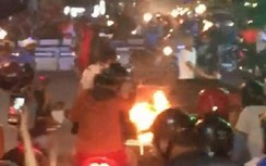Video: Cổ vũ đội tuyển bóng đá Việt Nam, Lamborghini nẹt pô suýt cháy xe