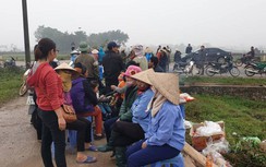 Dân vẫn "cắm chốt" chặn xe rác, chờ Chủ tịch Hà Nội về đối thoại
